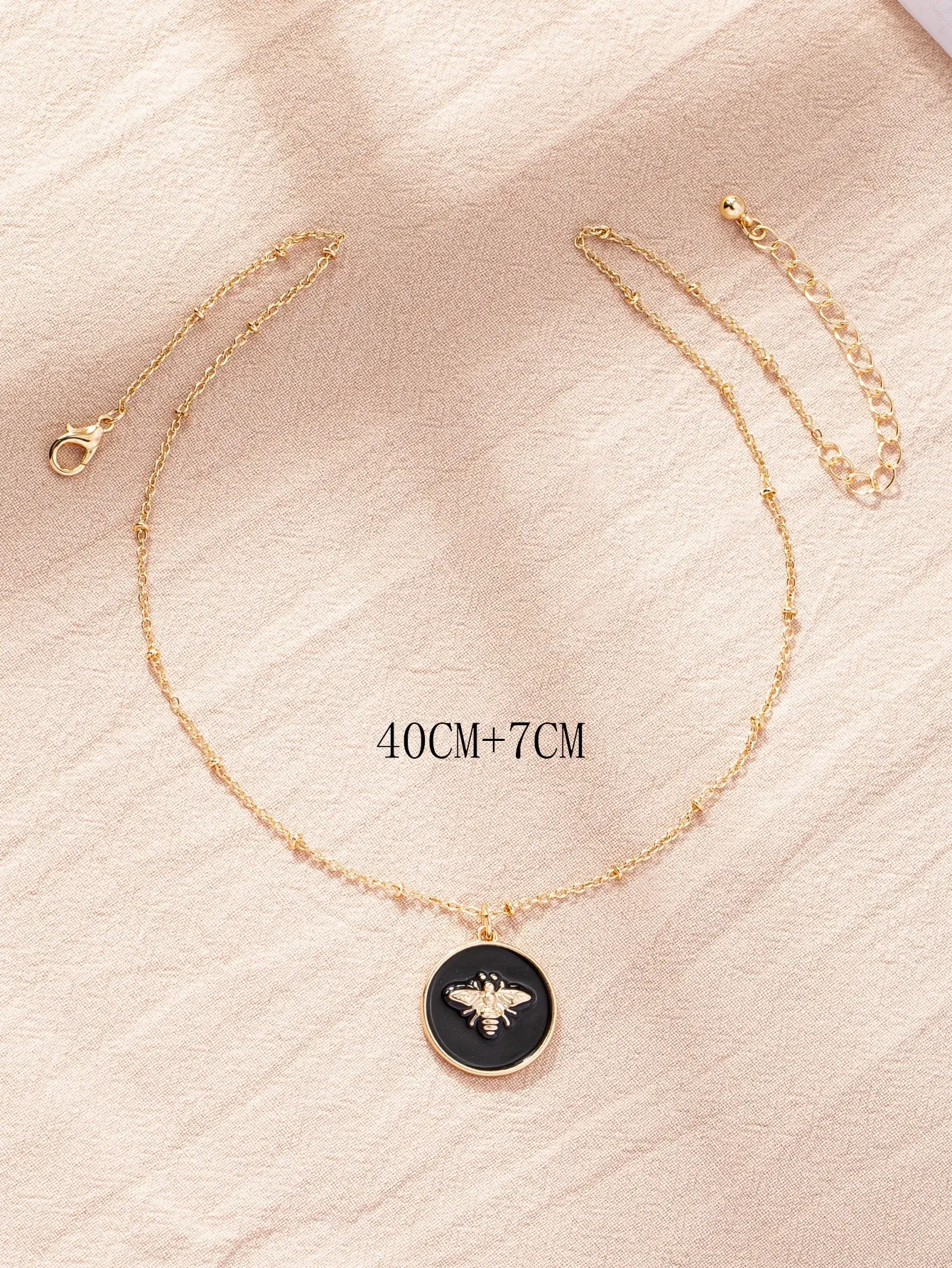 Bee Decor Round Charm Necklace for Women Novelty Necklace Creative Necklace