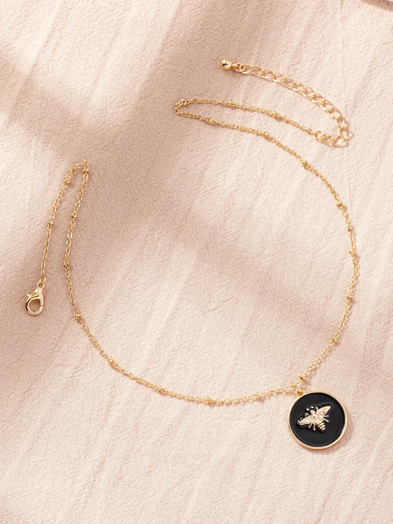 Bee Decor Round Charm Necklace for Women Novelty Necklace Creative Necklace