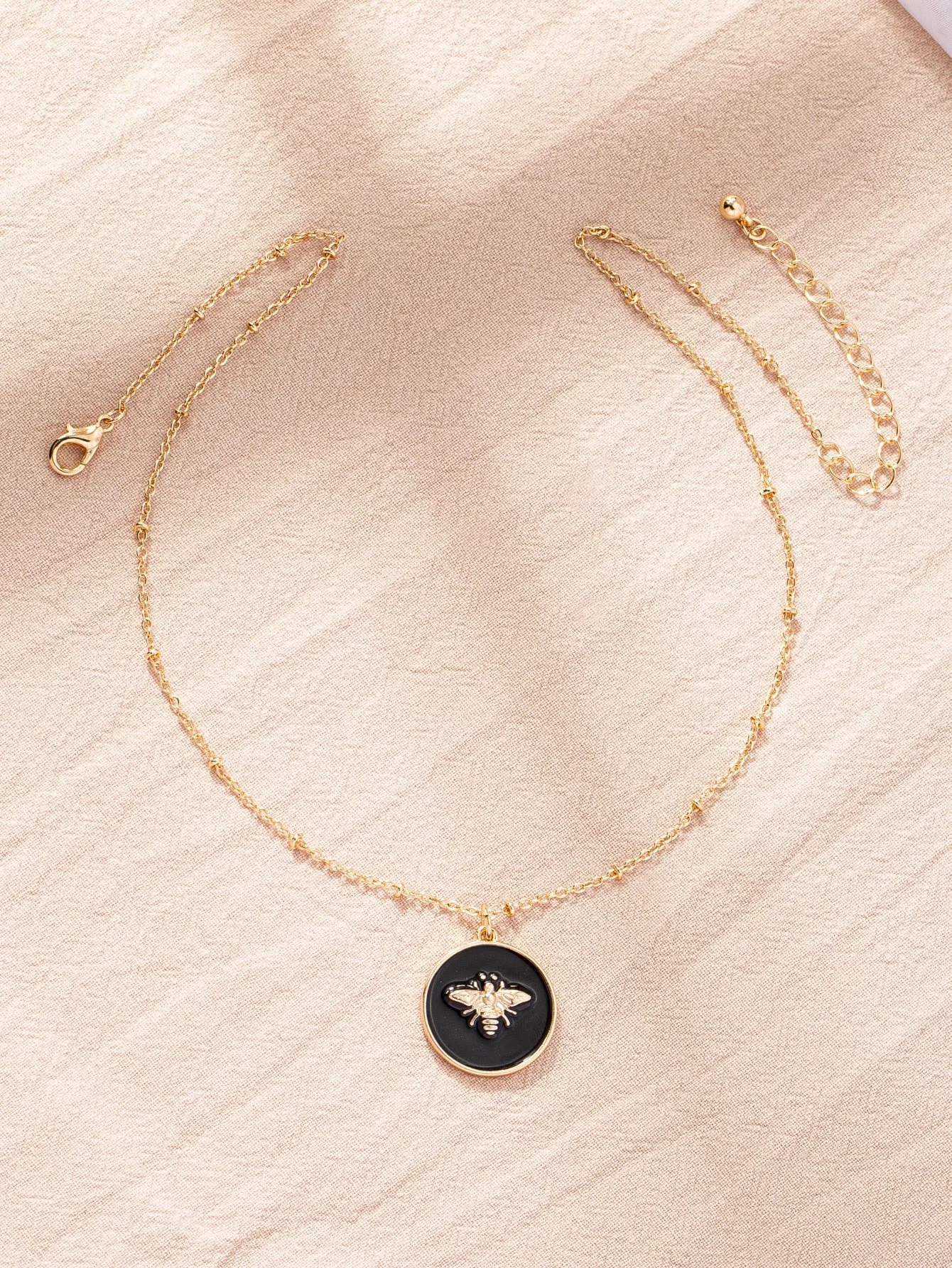 Bee Decor Round Charm Necklace for Women Novelty Necklace Creative Necklace