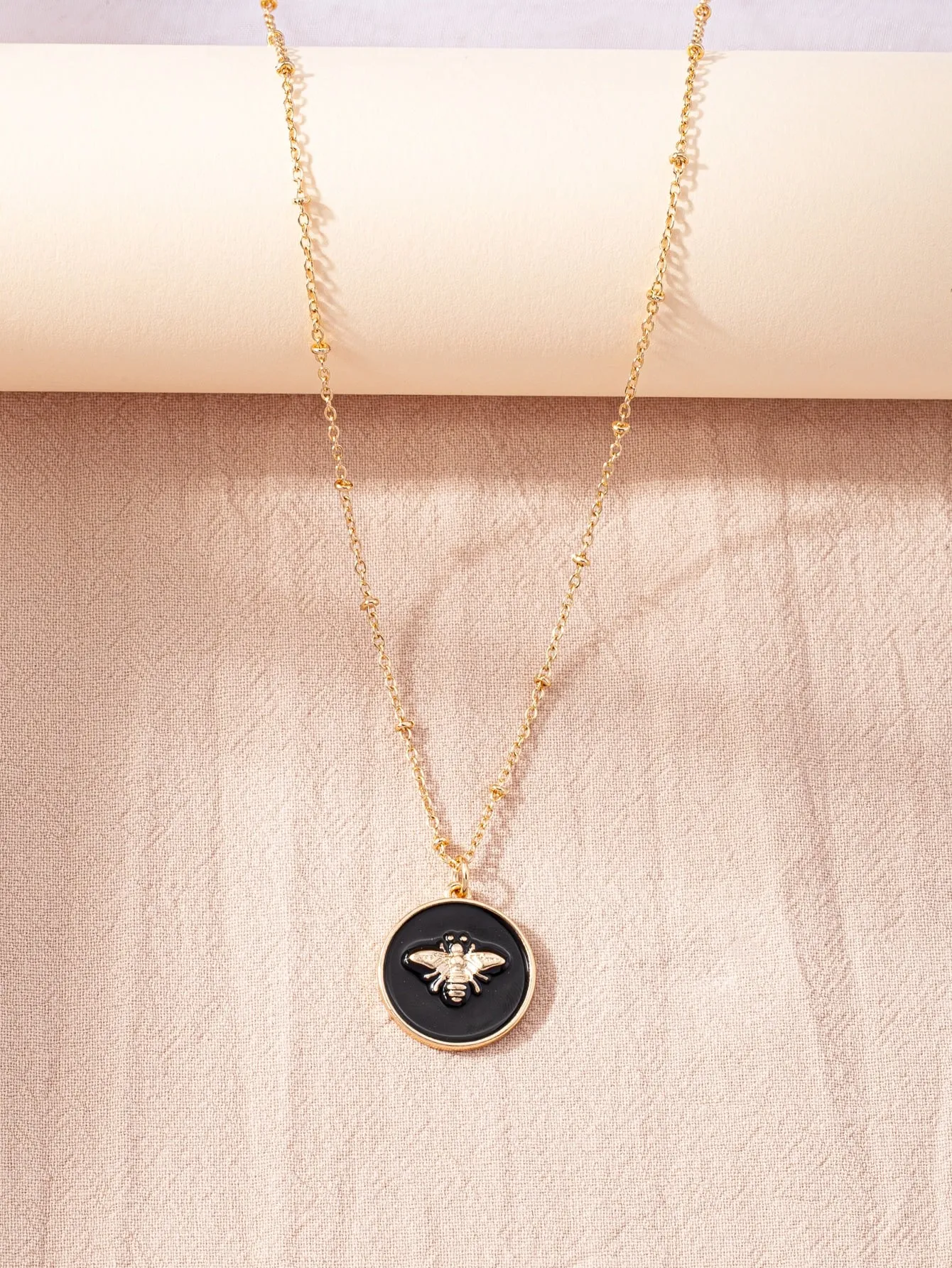 Bee Decor Round Charm Necklace for Women Novelty Necklace Creative Necklace